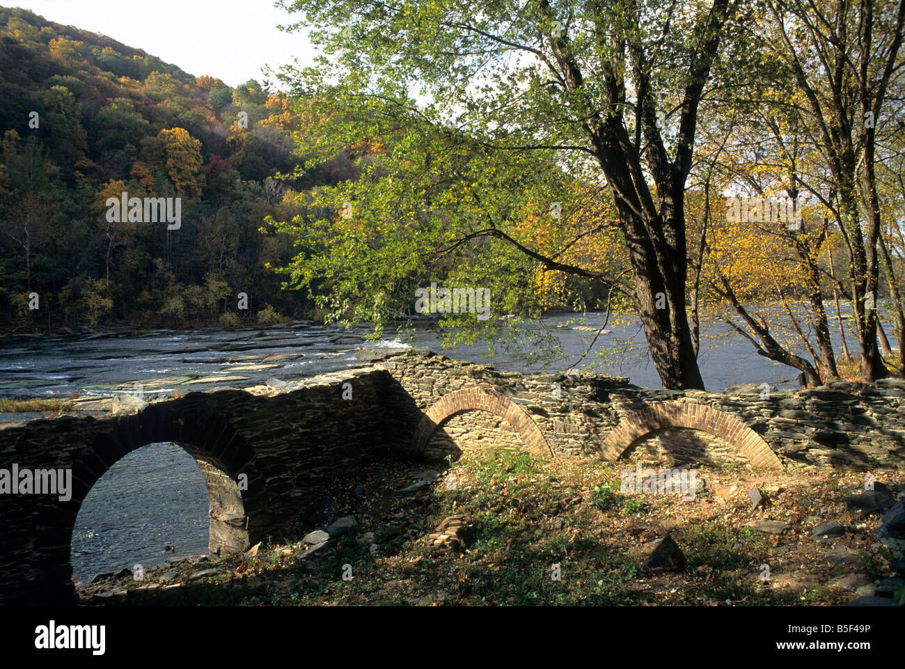 Le fondazioni di un abbandonato ante bellum mulino sul fiume Shenandoah, Virginius Isola, harpers Ferry National Historic Site, WV Foto Stock