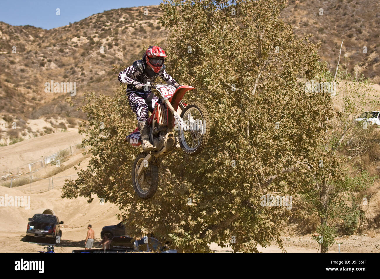 Il motocross rider airborne su salto a Glen Helen circuito Devore California Foto Stock