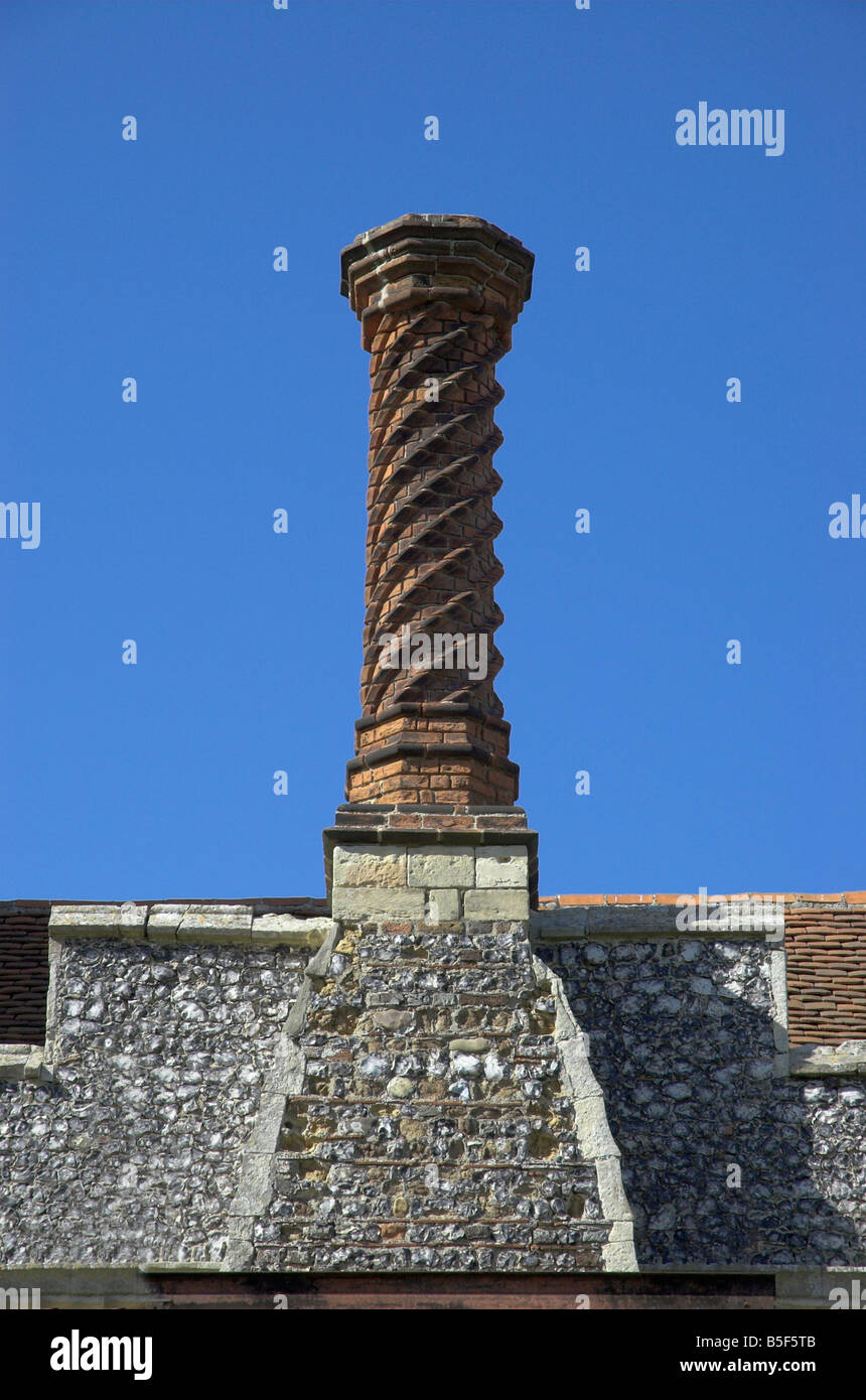 Una bella spirale tudor ciminiera in mattoni su St Osyth Priory in Essex Foto Stock