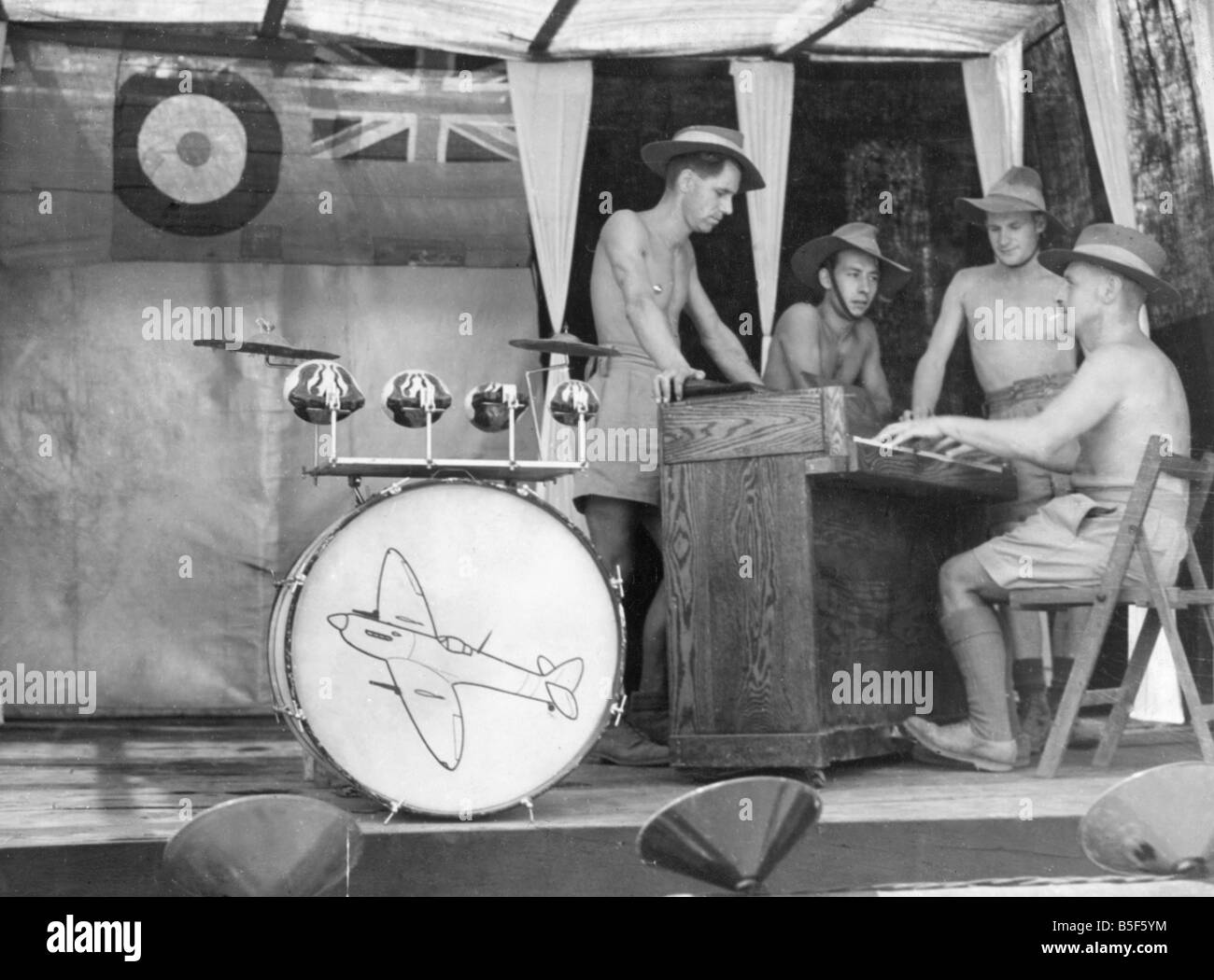 Gli uomini della Royal Air Force trascorrono il loro tempo di pranzo break con un brano al pianoforte nel loro teatro di Ramree Island in Birmania durante la Seconda Guerra Mondiale ;Maggio 1945 Foto Stock