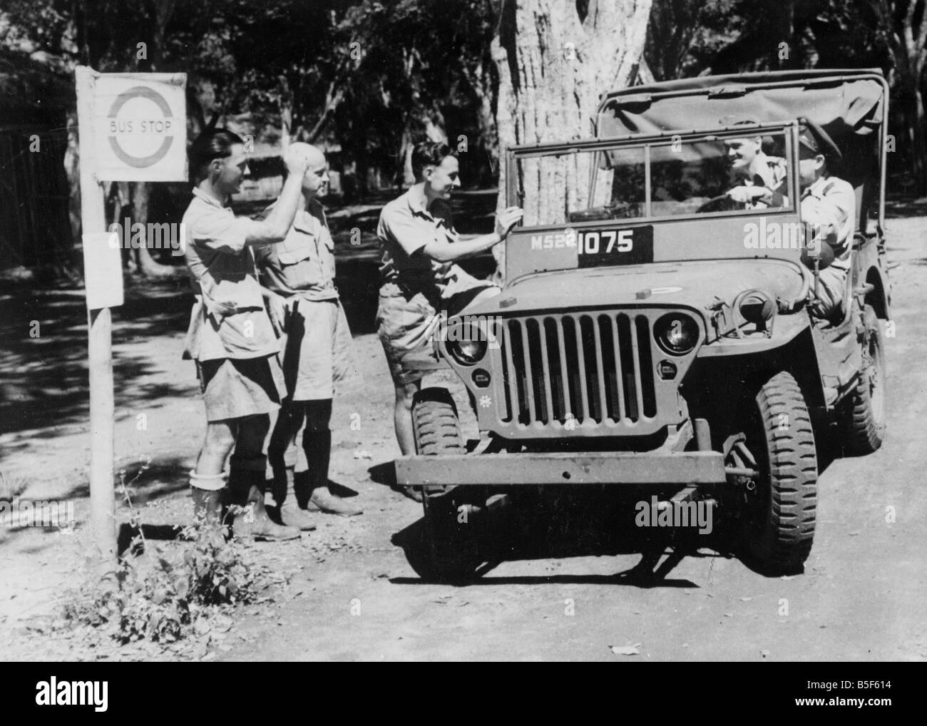 Royal Air Force squadron leader alla guida della sua jeep è fermato per  alift presso un RAF Airfield costruito nel cuore della giungla in Ceylon  durante la Seconda Guerra Mondiale. Il campo