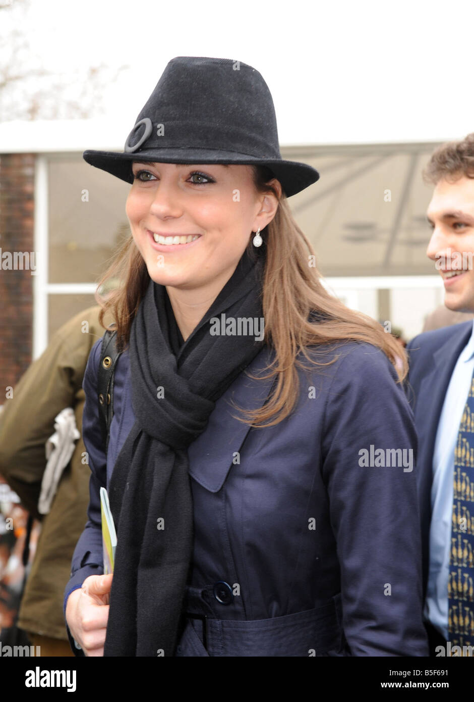 Corse ippiche Cheltenham Festival Marzo 2008 Kate Middleton la fidanzata del principe William arriva a Cheltenham Racecourse in Gloucstershire per l'ultima giornata di gare a livello nazionale Hunt s più celebrato festival Foto Stock