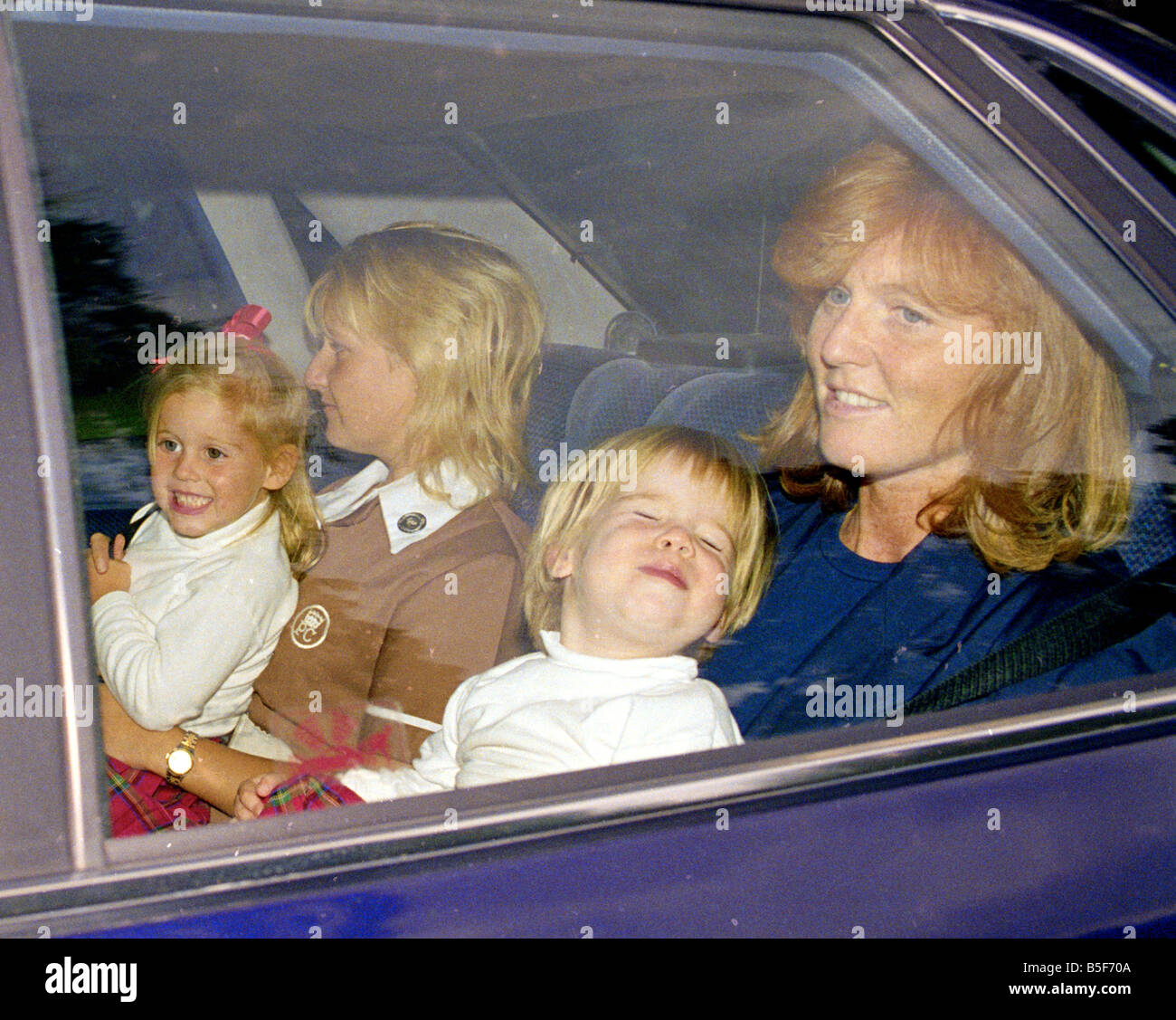 La duchessa di York Sarah Ferguson visto qui lasciando il castello di Balmoral 'in esilio" con le principesse Eugenie e Beatrice e la loro bambinaia Alison Ward. Agosto 1992 Foto Stock
