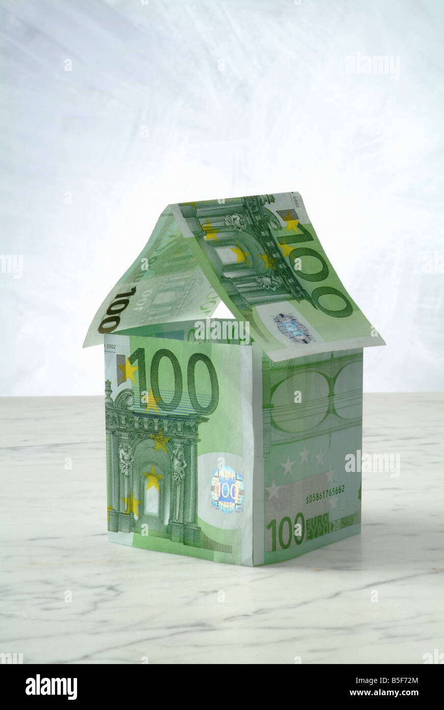 Centinaia di banconote sagomata in una casa Foto Stock