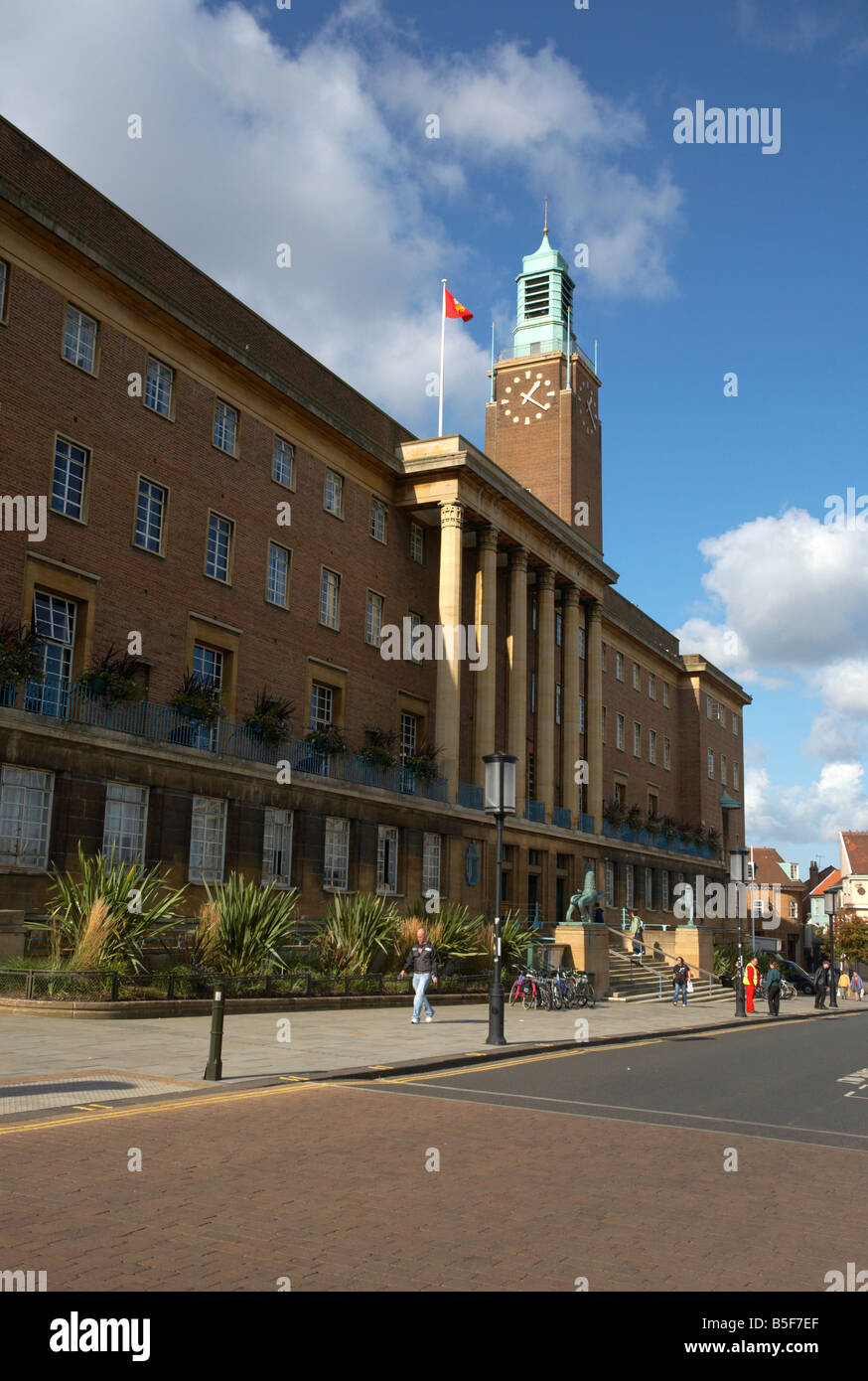 Norwich City Hall su un luminoso e vibrante giorno, Norfolk, Regno Unito Foto Stock