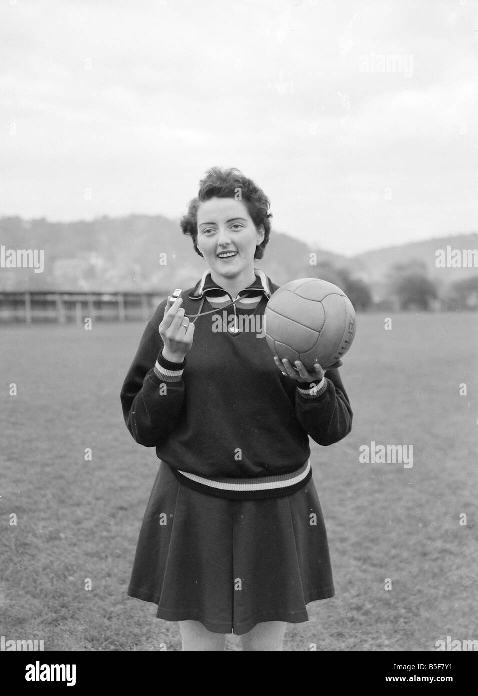 Beryl Pugh uno di una manciata di donne Football Association arbitri. Novembre 1956 Foto Stock