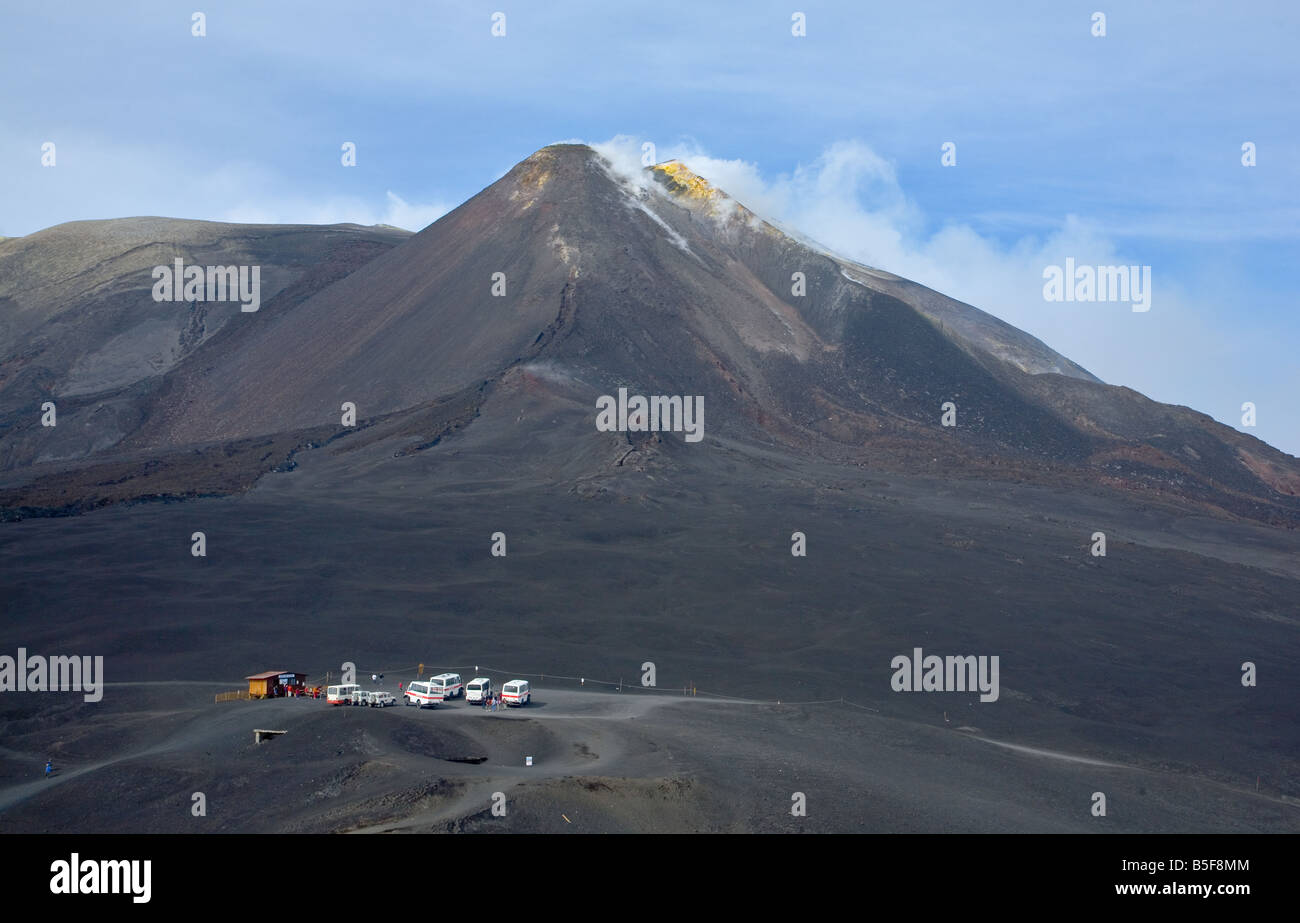 Cratere di Sud-est di Mt. Vulcano Etna con 4x4 i bus e i turisti nei pressi dell'ex Torre del Filosofo, ora sepolto sotto lapilli Foto Stock