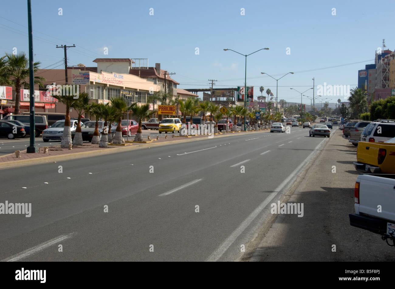 La strada principale di Rosarito Beach in Messico vuoto a causa di omicidi di massa in materia di lotta contro la droga Foto Stock