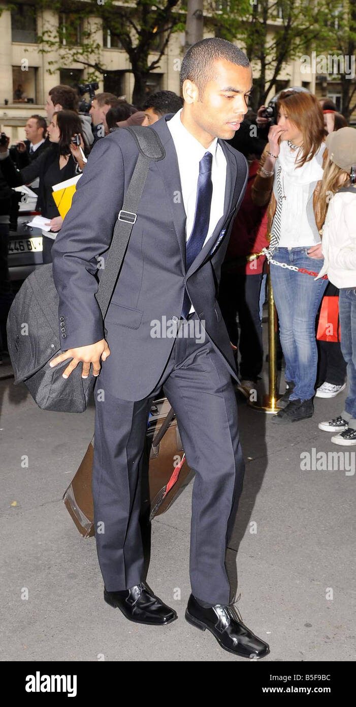 Ashley Cole e la squadra dell'Inghilterra arriva a Parigi per Inghilterra s'amichevole internazionale contro la Francia 25 03 2008 Foto Stock