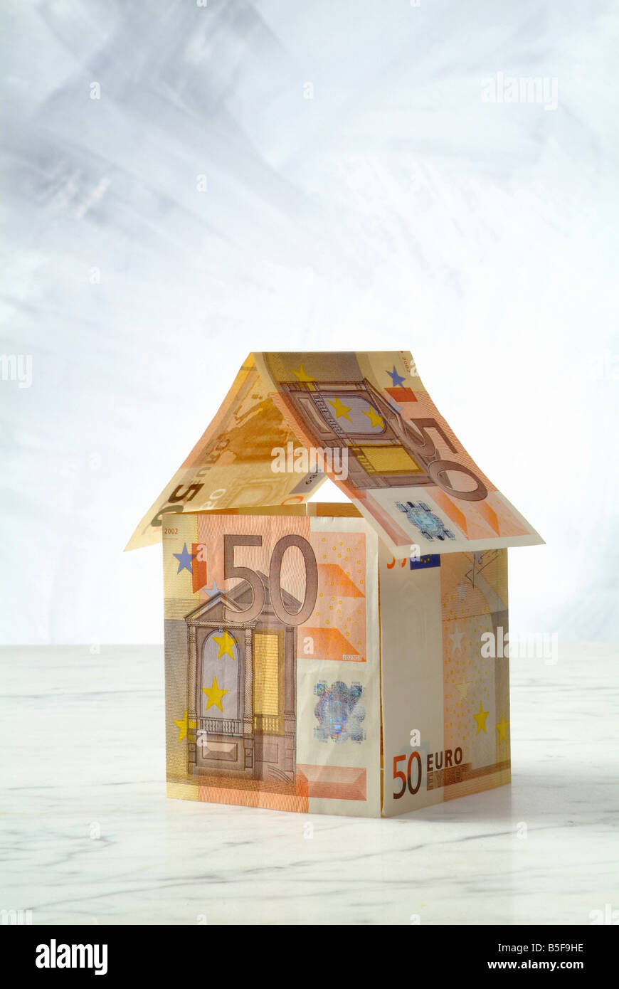 Cinquanta-banconote sagomata in una casa Foto Stock