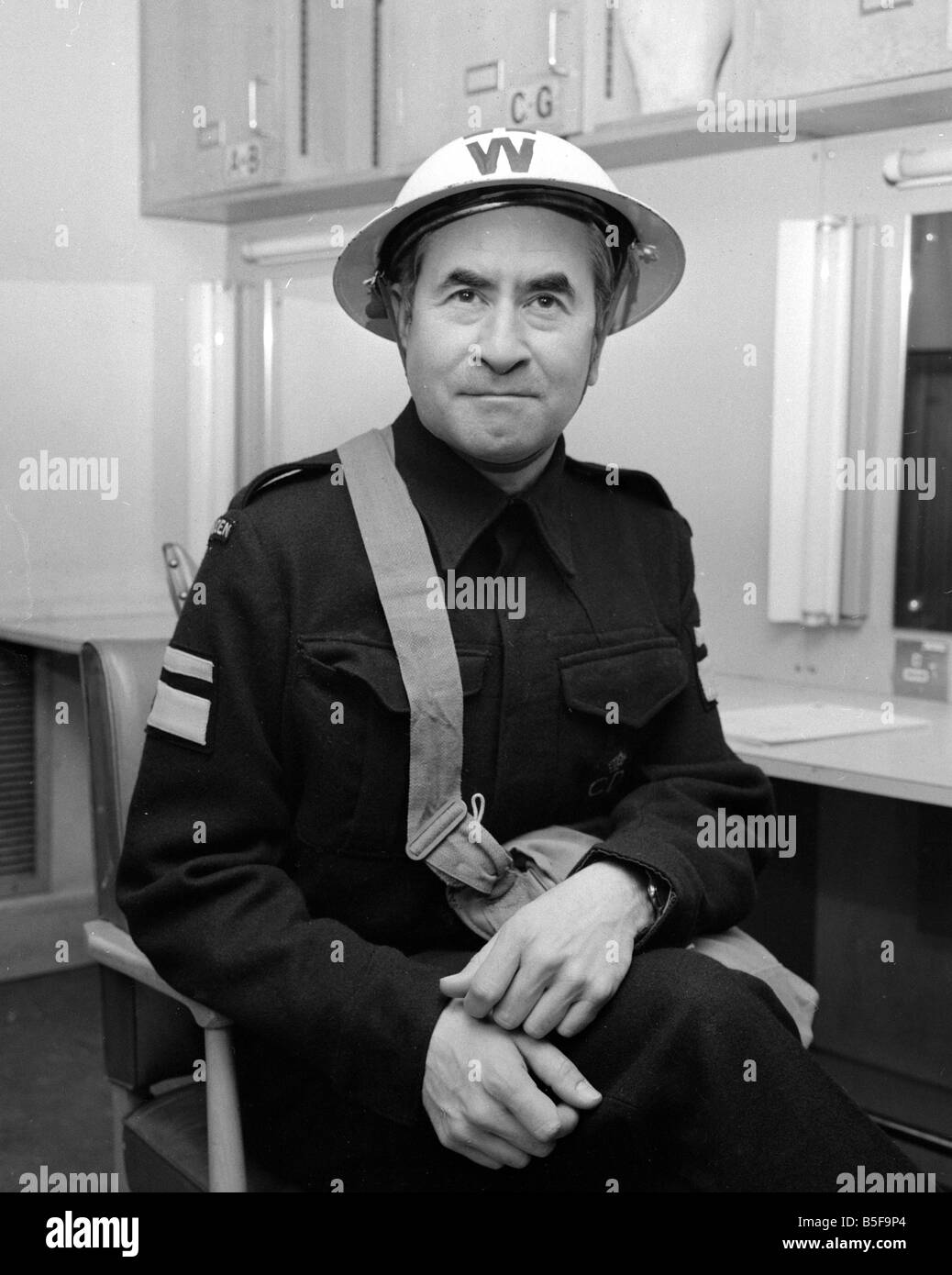 Attore Bill Pertwee nel suo ruolo di guardiano di ARP nella serie televisiva BBC Dads Army Gennaio 1973 Foto Stock