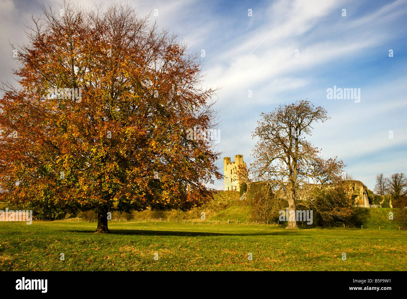 Castello di Helmsley tenere in autunno da Duncombe Parco Nord Yorkshire Foto Stock