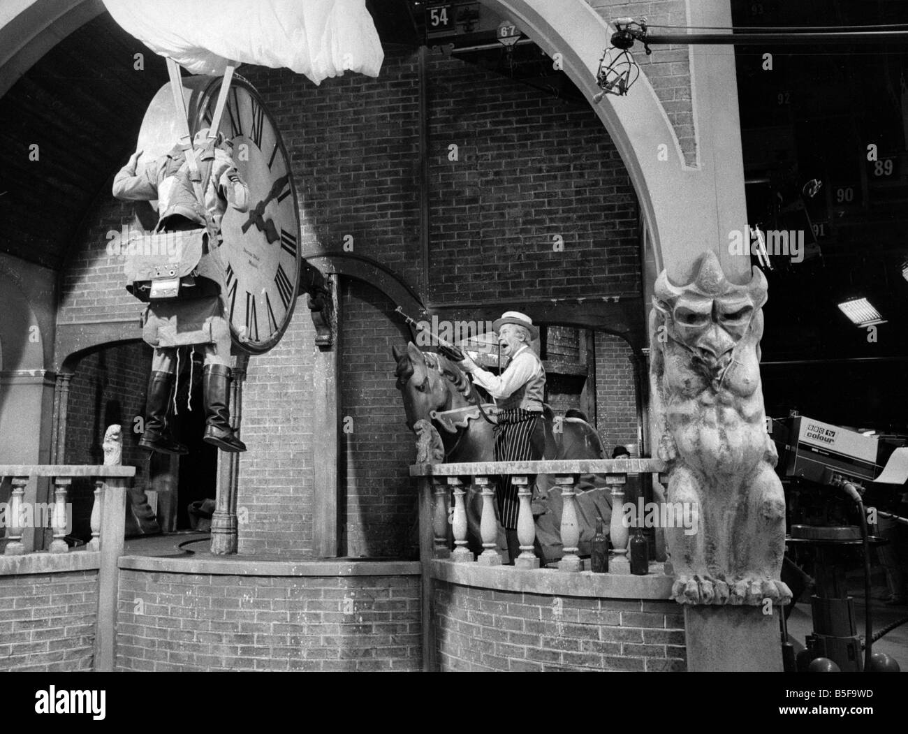 Le riprese della serie televisiva BBC papà esercito che mostra una scena in il tempo dell'episodio su le mie mani Clive Dunn chi gioca il macellaio lancia orporal Jones puntando una pistola al pilota svolto da Christopher Sandford Dicembre 1972 Foto Stock