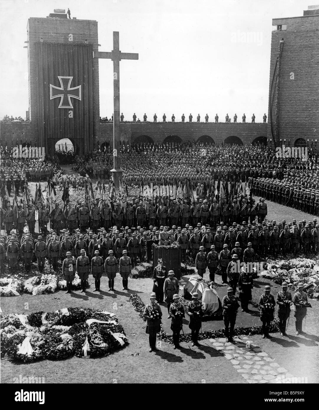 Adolf Hitler rivolgendosi ai funerali di stato di Weimar in Germania secondo Presidente Paul von Hindenburg che morì nel mese di agosto 1934. Egli ha portato Foto Stock