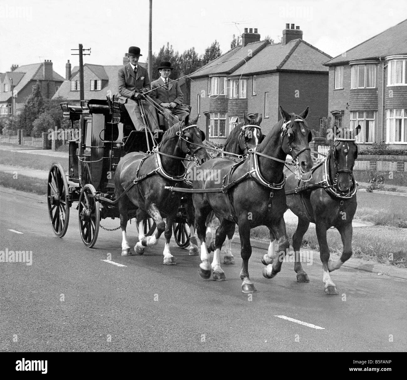 Persone su Chester le street by pass si chiedeva se il bus sciopero aveva raggiunto il nord quando videro questo allenatore e quattro battito giù per la strada è di proprietà di grandi F D Nicholson di Southhill Plawsworth Hall Foto Stock