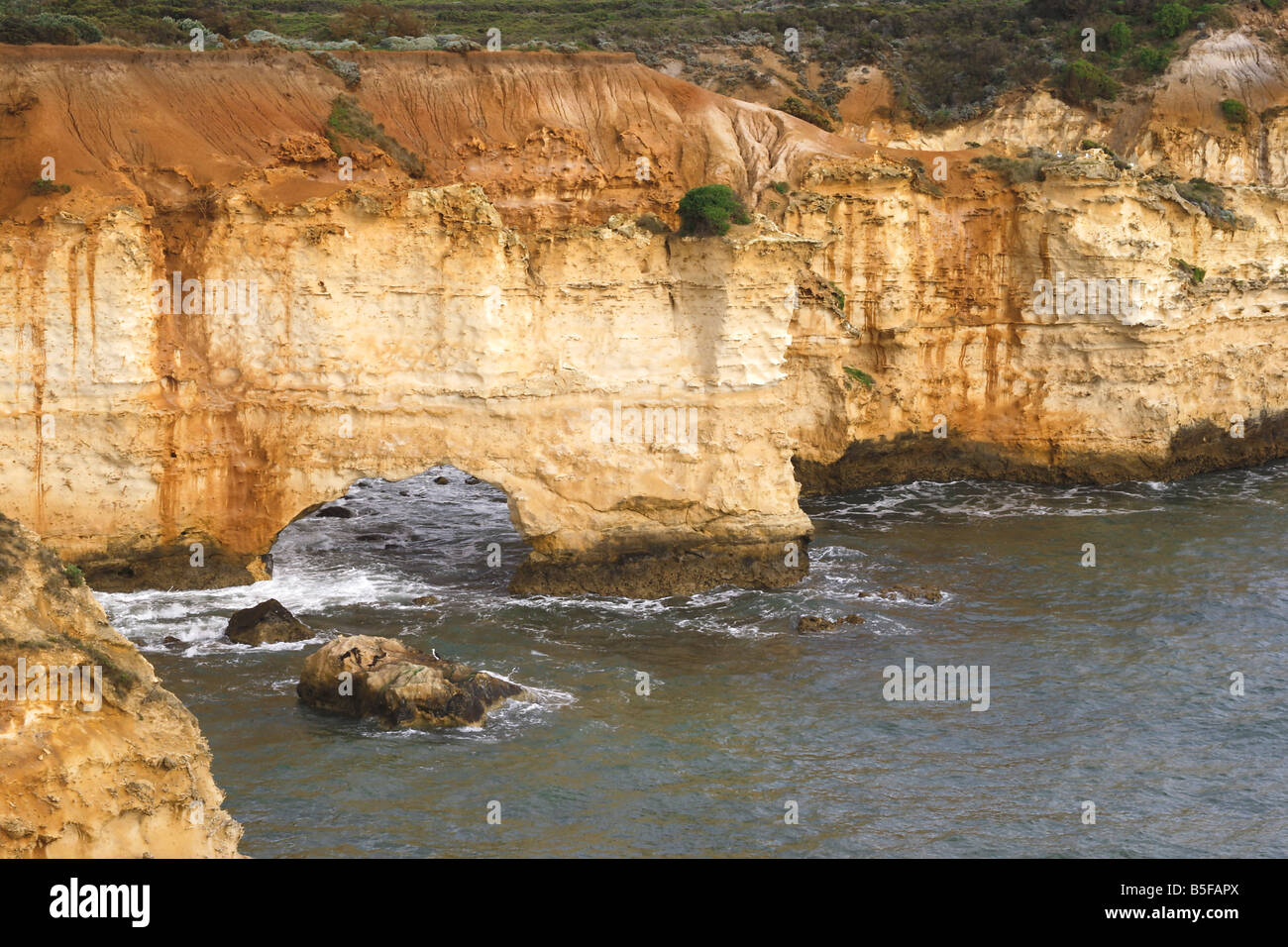 Mare stack rock arch vicino a dodici apostoli, Australia Foto Stock