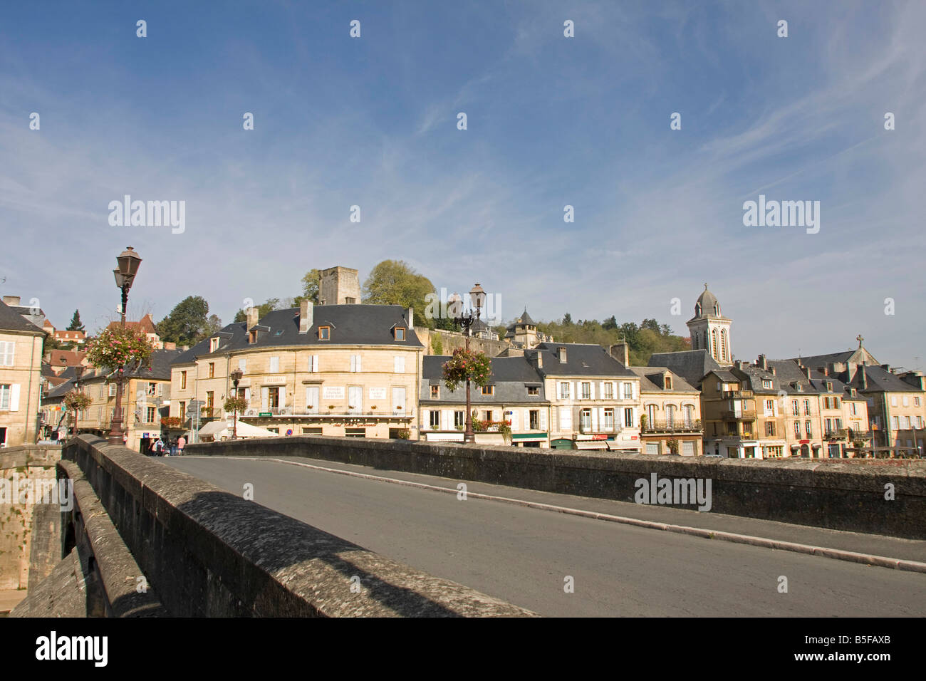 Visualizzare fromn ponte sul fiume VézèreMontignac. Cielo blu, il Périgord Dordogne Francia. 87140 orizzontale Montignac Foto Stock