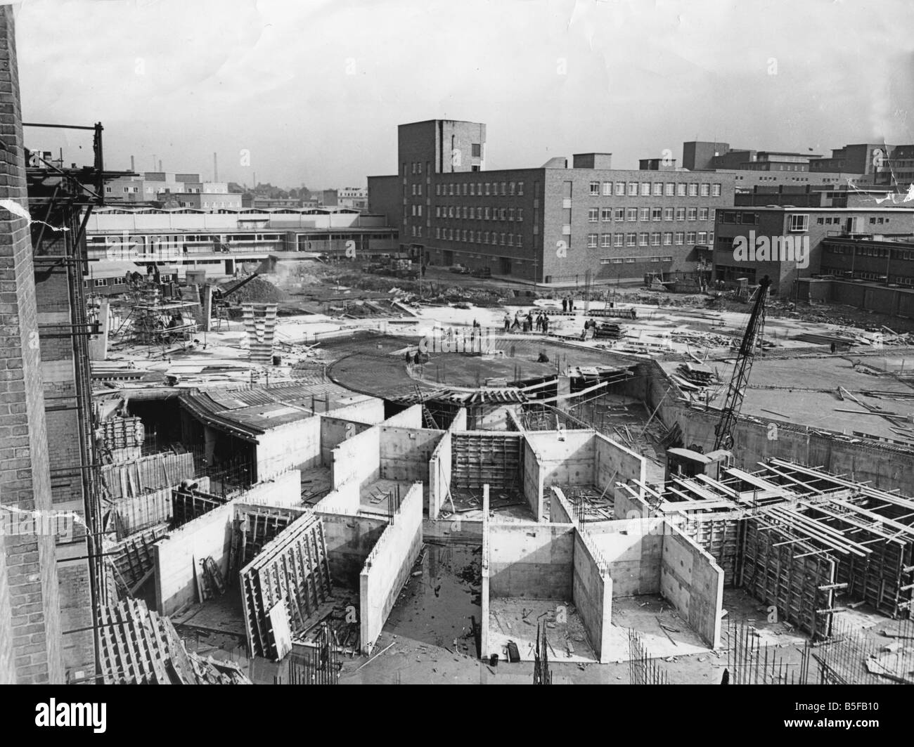 Scantinato del nuovo Coventry sul mercato al dettaglio tutti in cemento armato. I vani 78 sarà utilizzato per la memorizzazione di Ottobre 1957 Foto Stock