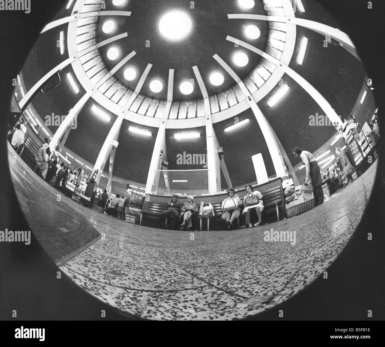 Coventry sul mercato al dettaglio. I clienti devono avere un periodo di riposo dal loro commerciale occupato. Fish Eye.&#13;&#10;17 Giugno 1982 Foto Stock