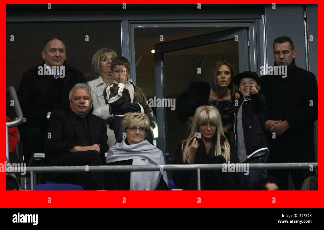 26 3 08 PIC BRADLEY ORMESHER INGHILTERRA FRANCIA V INGHILTERRA Victoria Beckham e bambini con Daids mamma e mia sorella TED BECKHAM JACKY ADAMS leggermente nascosto da Romeo Beckham Tony Adams seduti accanto a Sandra BECKHAM JOANNE BECKHAM VICTORIA BECKHAM si presentò con BROOKLYN BECKHAM Foto Stock