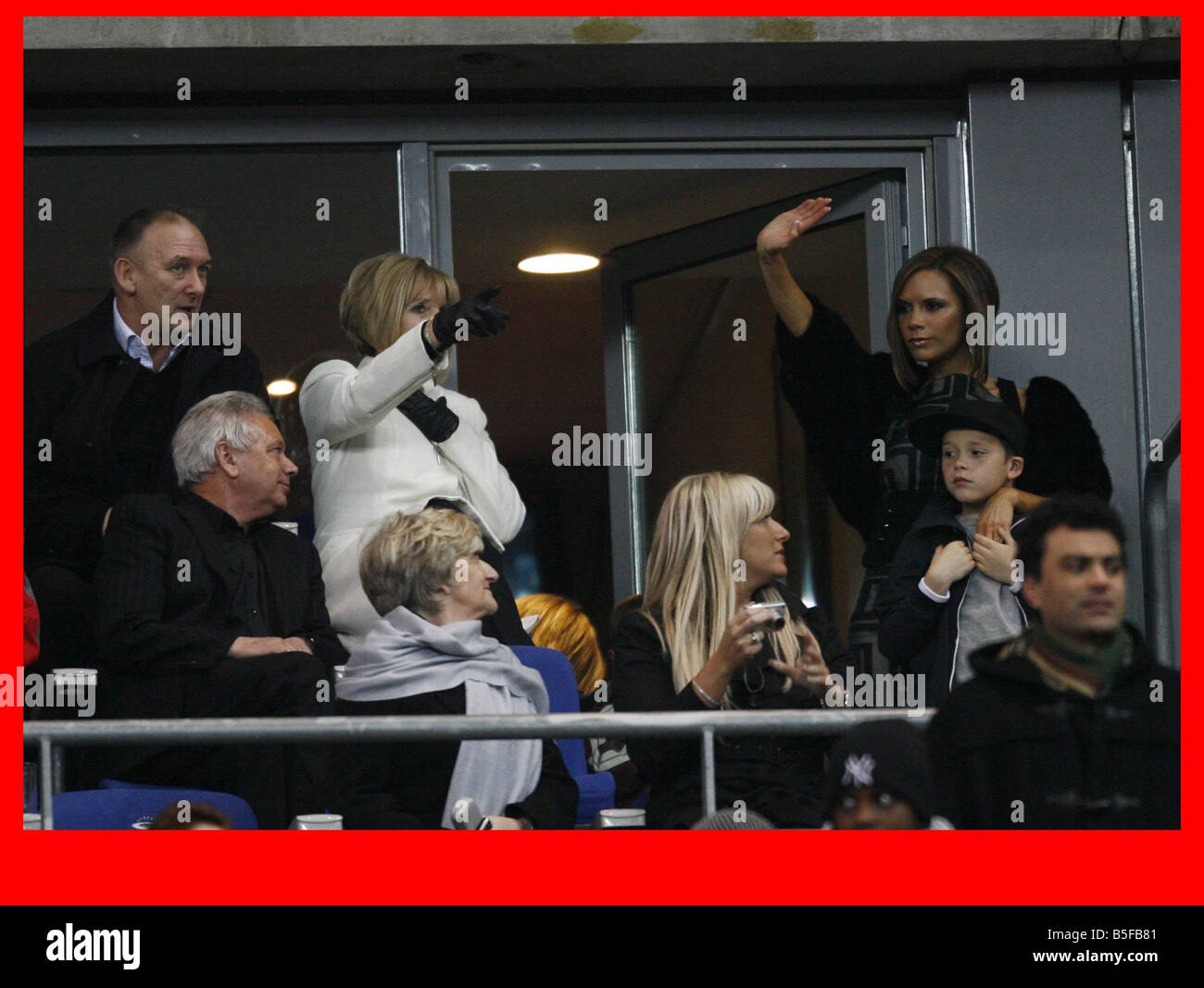 26 3 08 PIC BRADLEY ORMESHER INGHILTERRA FRANCIA V INGHILTERRA Victoria Beckham e bambini con Daids mamma e mia sorella TED BECKHAM JACKY ADAMS VICTORIA BECKHAM BROOKLYN BECKHAM TONY ADAMS SANDRA BECKHAM BECKHAM JOANNE Foto Stock