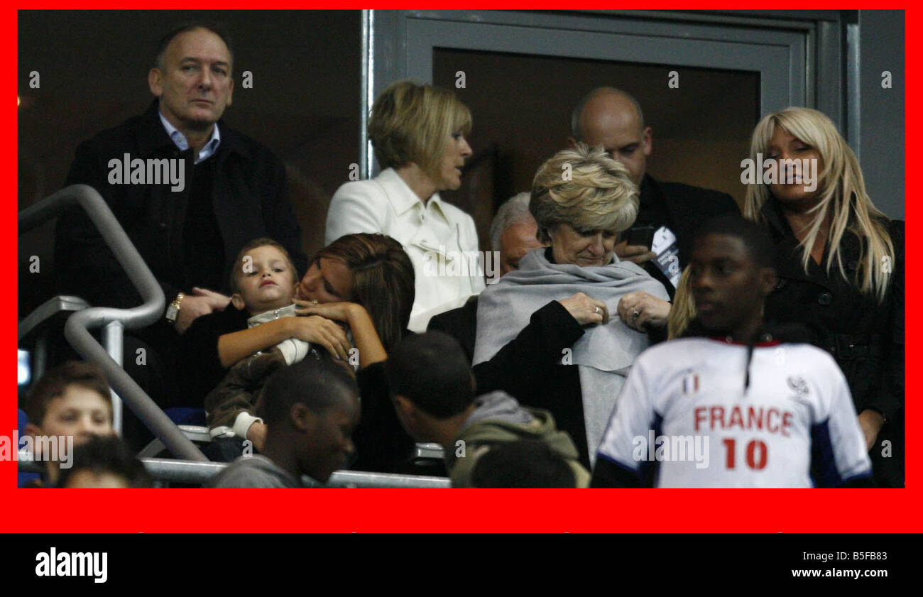 26 3 08 PIC BRADLEY ORMESHER INGHILTERRA FRANCIA V INGHILTERRA Victoria Beckham e bambini con Daids mamma e mia sorella TED BECKHAM JACKY ADAMS TONY ADAMS HIDEN DIETRO SANDRA BECKHAM JOANNE BECKHAM VICTORIA BECKHAM AZIENDA ROMEO BECKHAM beckham di david centesimo cap Foto Stock