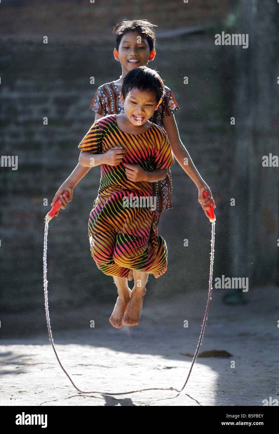 Il Nepal, due bambine salta con una corda da salto Foto Stock