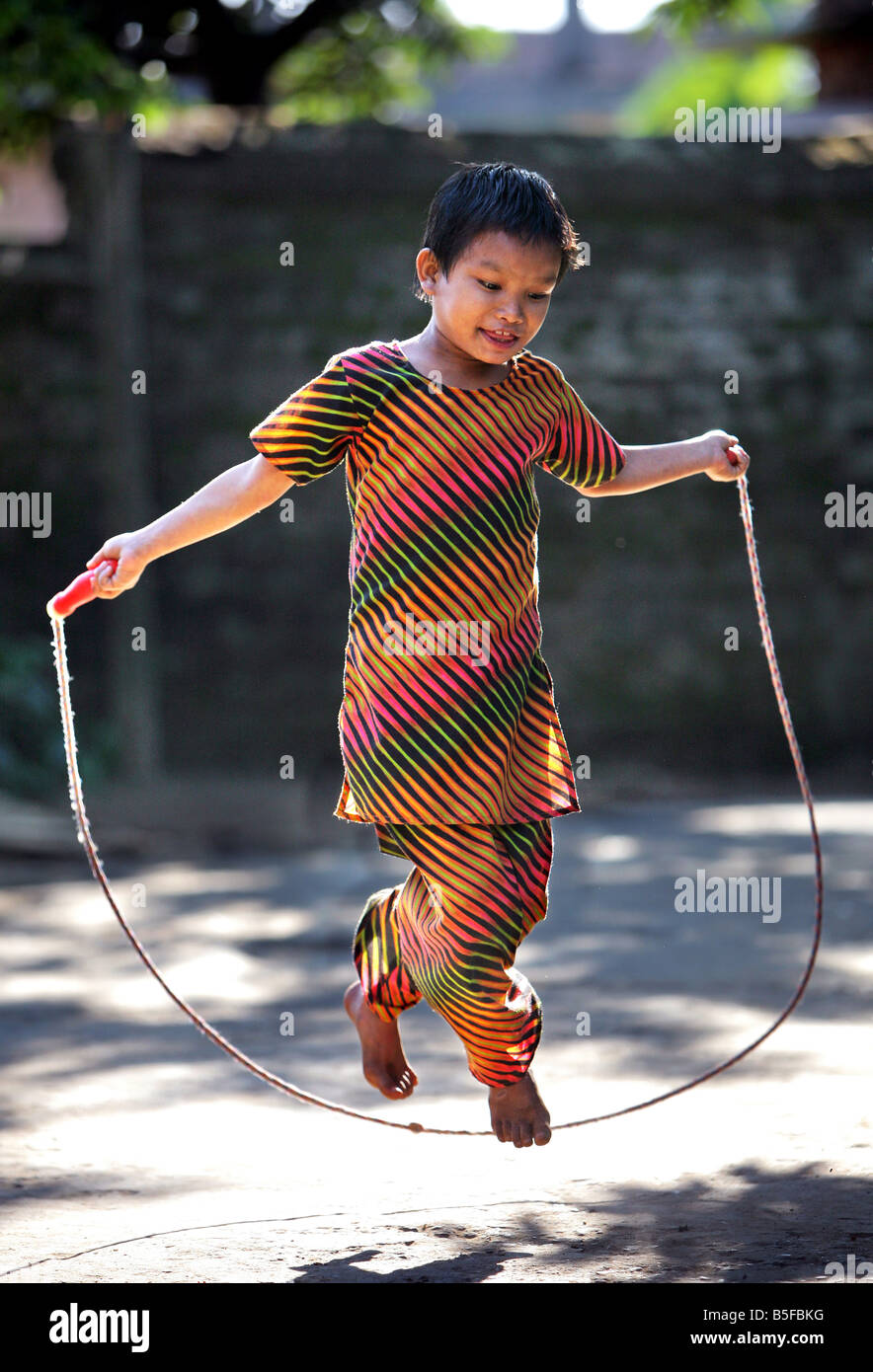 Il Nepal, ragazzina salta con una corda da salto Foto Stock