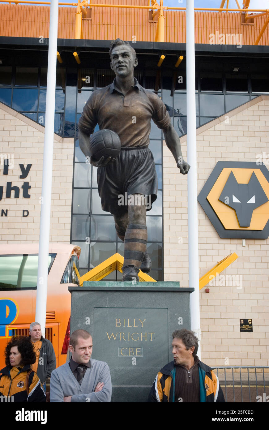 Il Billy Wright statua fuori Molineux Stadium, casa di Wolverhampton Wanders Football Club Foto Stock