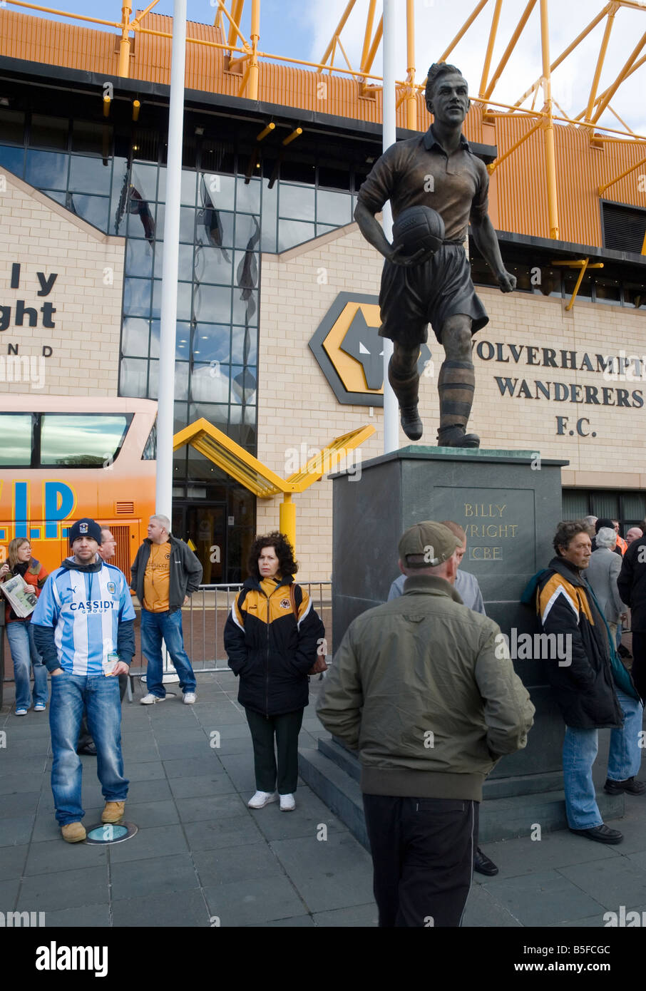 Il Billy Wright statua fuori Molineux Stadium, casa di Wolverhampton Wanders Football Club Foto Stock