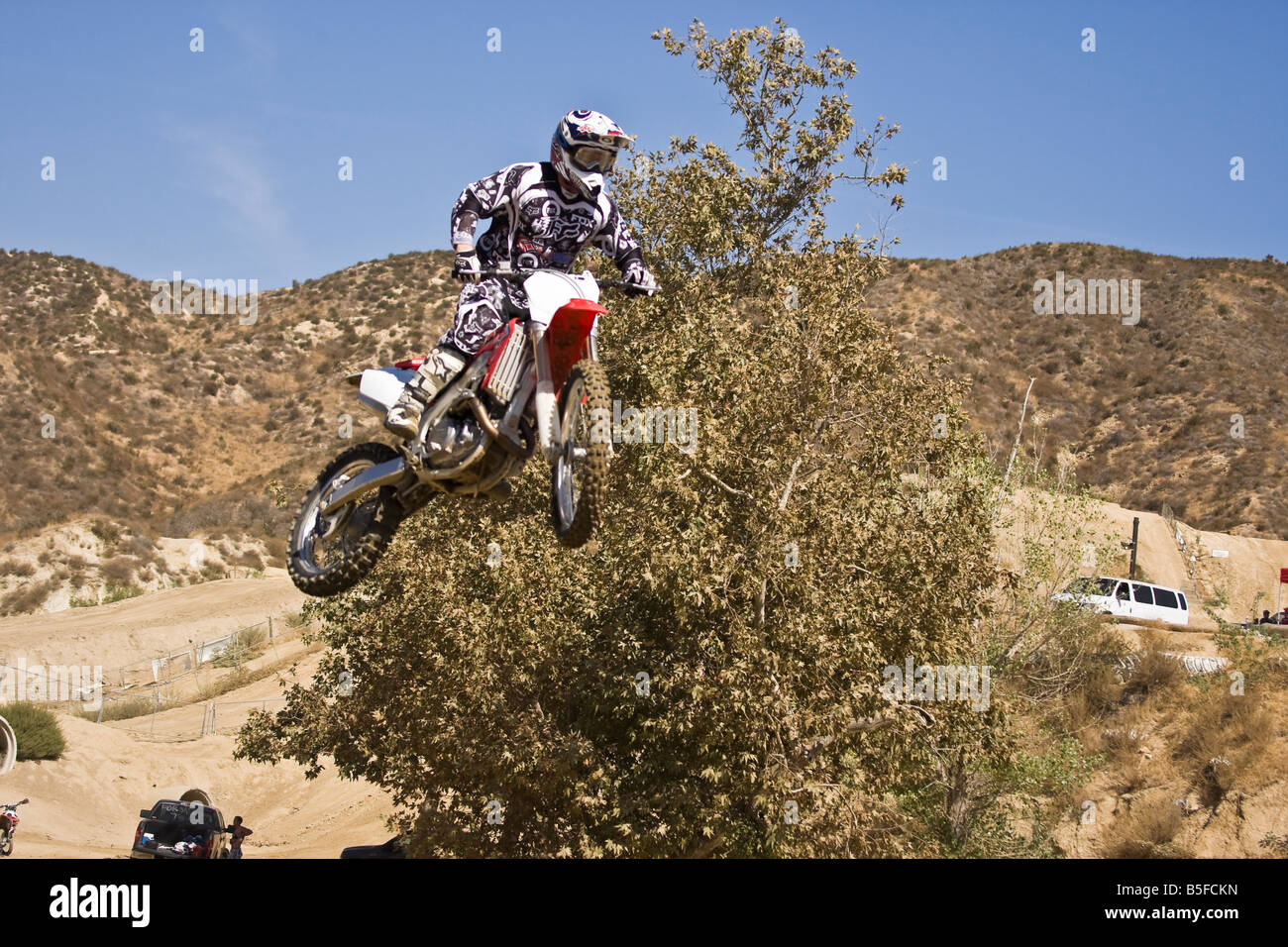 Il motocross rider airborne su salto a Glen Helen circuito Devore California Foto Stock