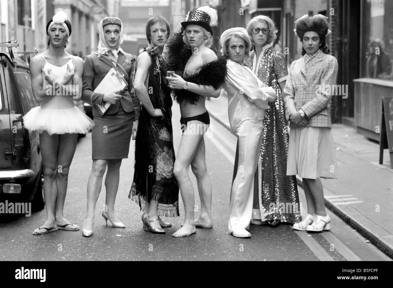 Sette uomini imitatori appaiono a West End Night Club dove fanno impersonations di Dietrich, Beth Midler e altri Foto Stock