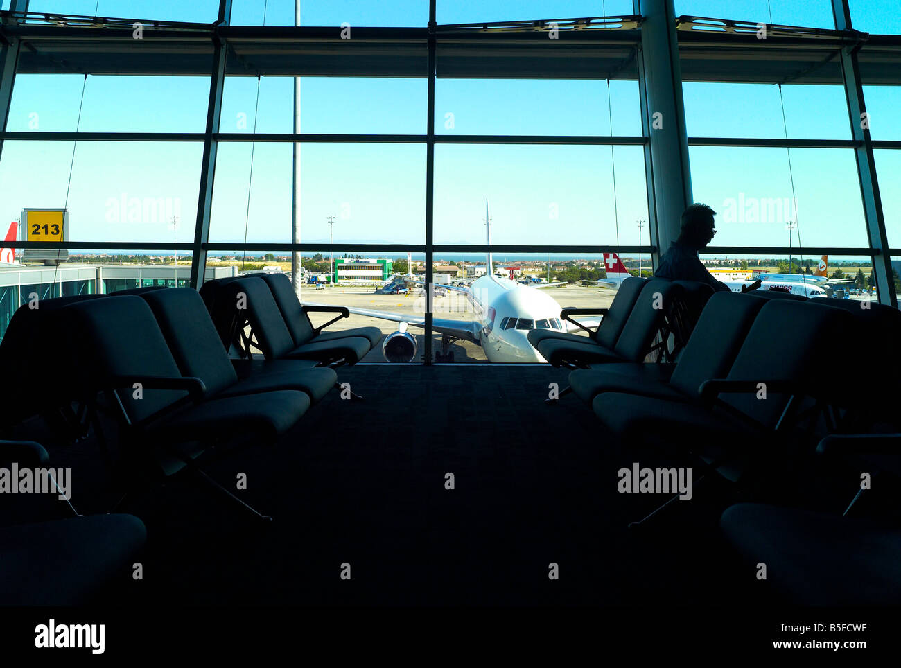 Area di attesa in aeroporto di Istanbul con la pinna caudale della Swissair Foto Stock