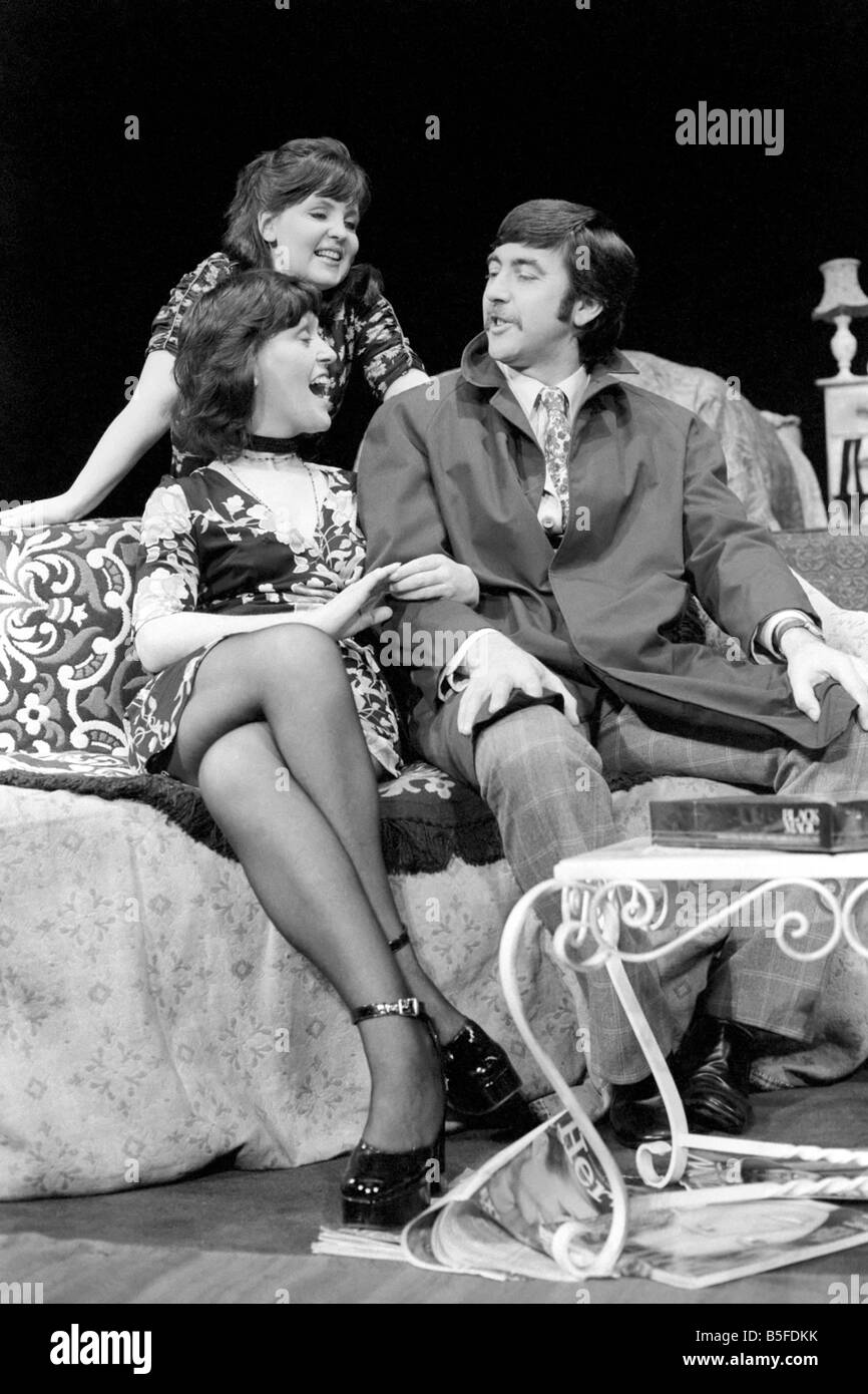 Attore John a Alderton e attrice moglie Pauline Collins visto qui sul palco. Gennaio 1974 S74-0024-005 Foto Stock