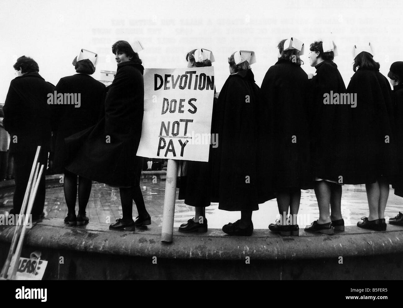 Le dimostrazioni NHS infermieri sciopero per aumento salariale azione industriale Foto Stock