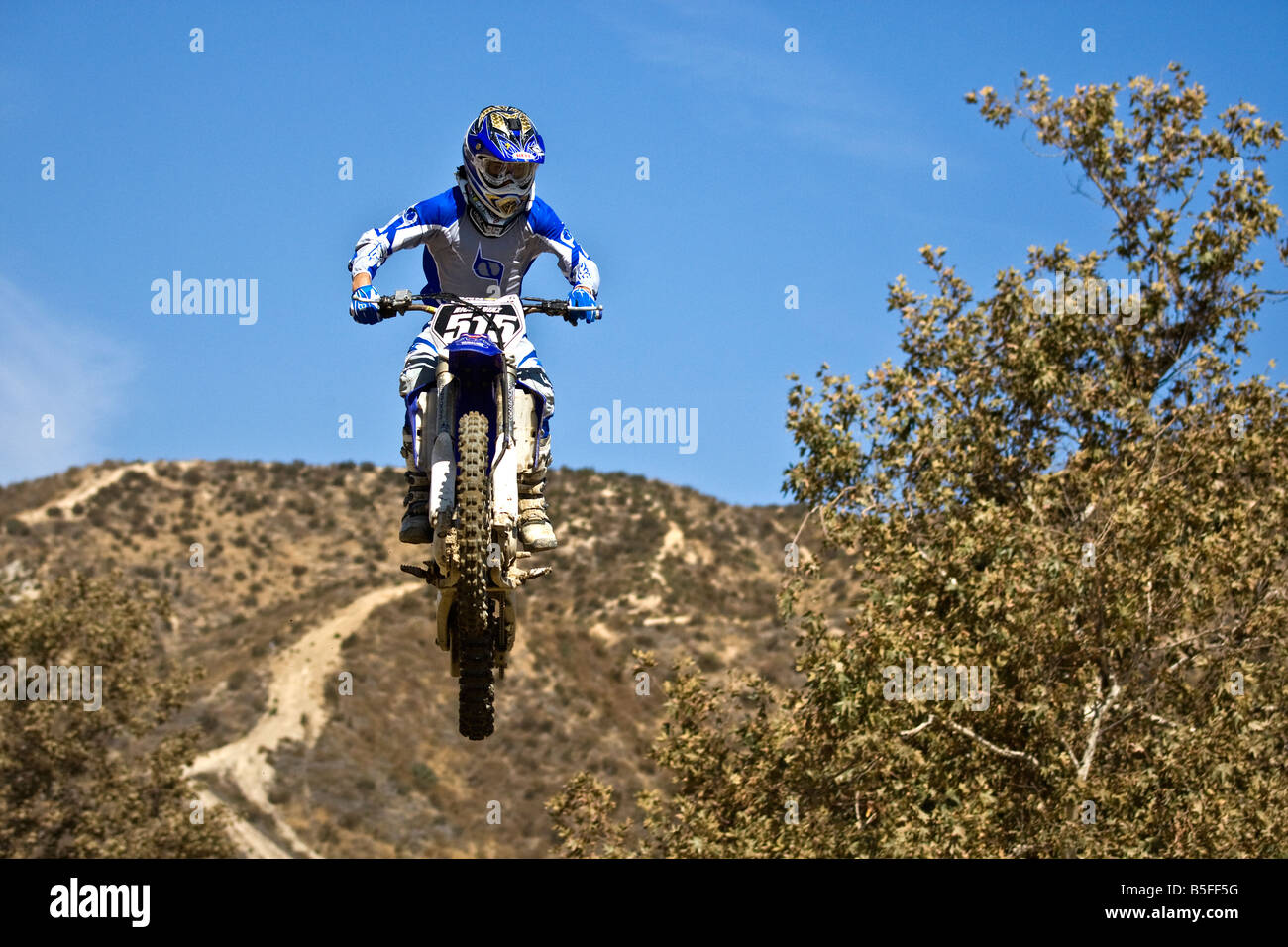 Il motocross rider airborne su salto a Glen Helen circuito Devore California Foto Stock