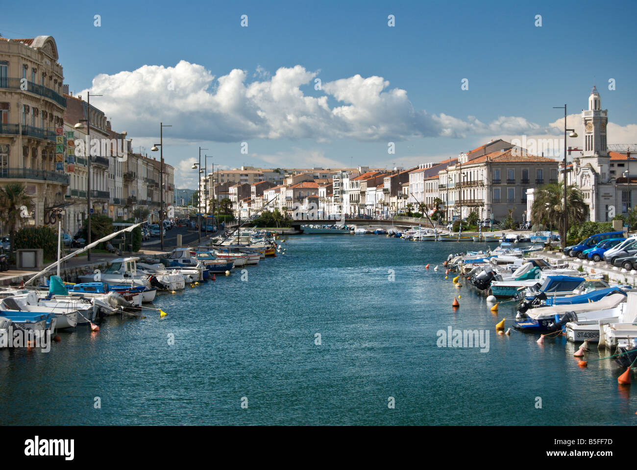 Barche a vela e cabinati ormeggiati al Quai de la Marine a Sete, Languedoc Roussillon, Francia. Foto Stock
