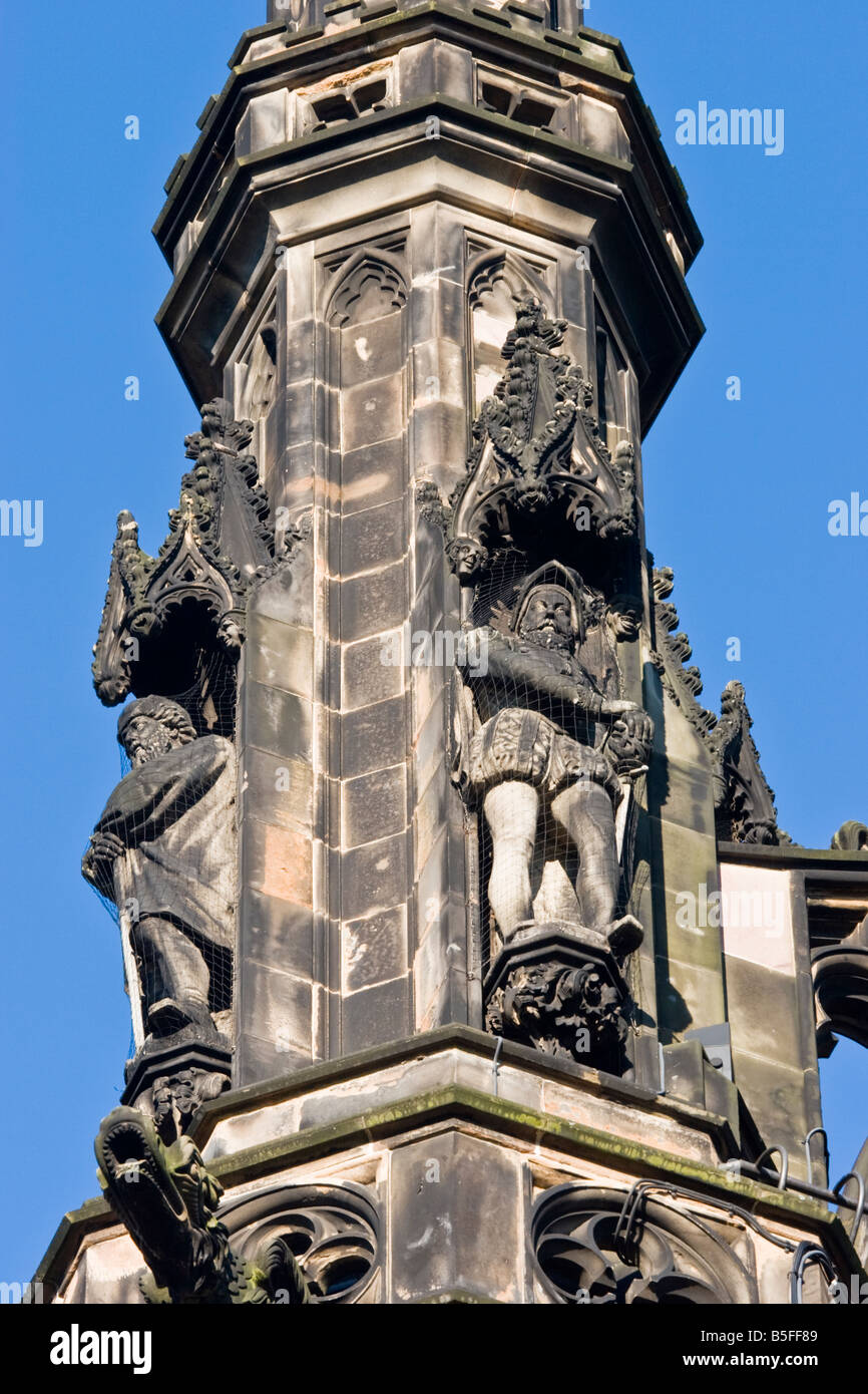 L'arenaria Monumento di Scott è un gotico vittoriano monumento a autore scozzese Sir Walter Scott. Sorge nei giardini di Princes Street di Edimburgo. Foto Stock