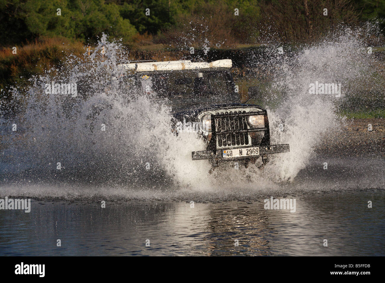Jeep guida attraverso una profonda insenatura, Marmaris, Turchia Foto Stock
