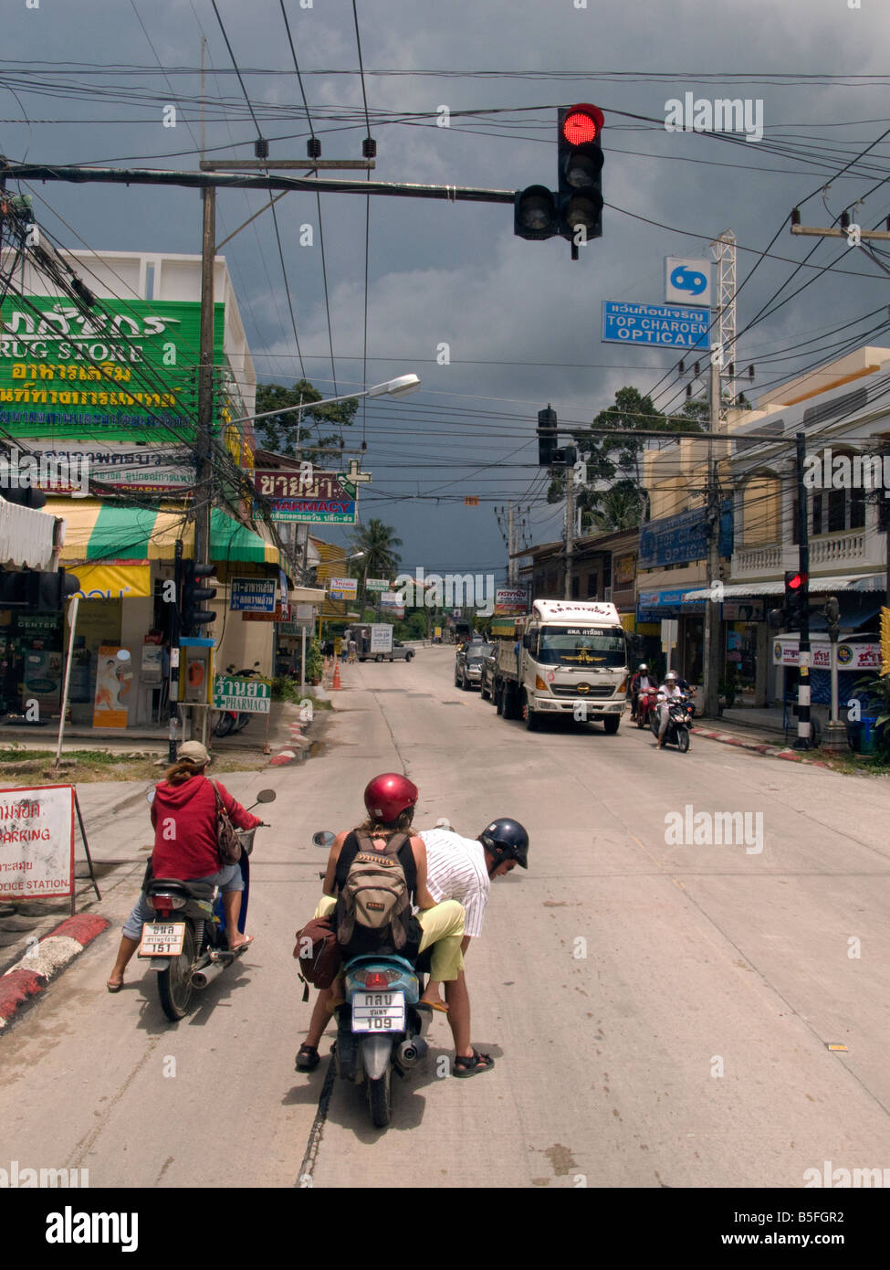 I turisti su scooter in attesa ad un semaforo per la luce verde, Koh Samui , Thailandia Foto Stock