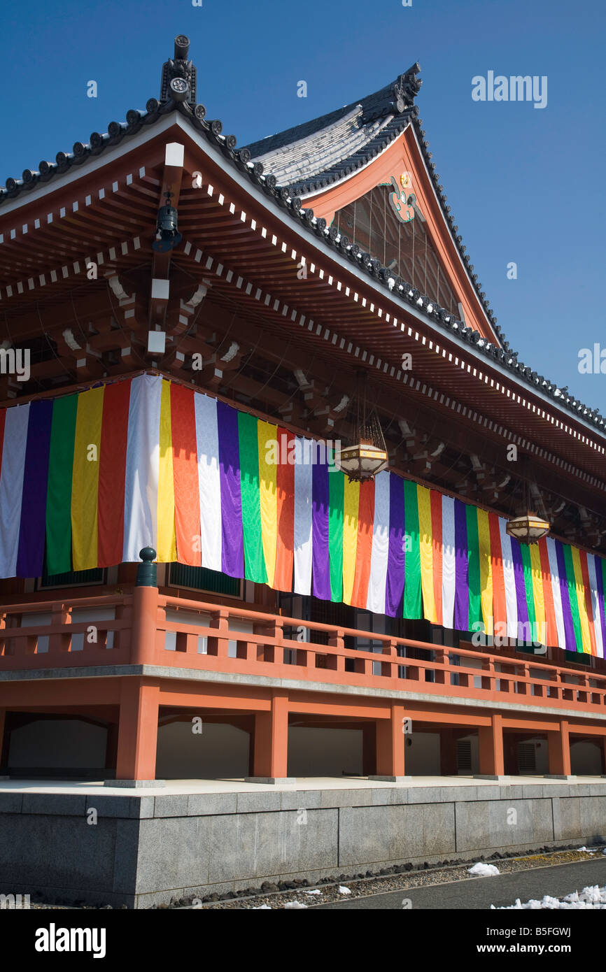 La città di Kyoto Arashiyama District Giappone Chishaku nel tempio con i banner di un tempio buddista Foto Stock