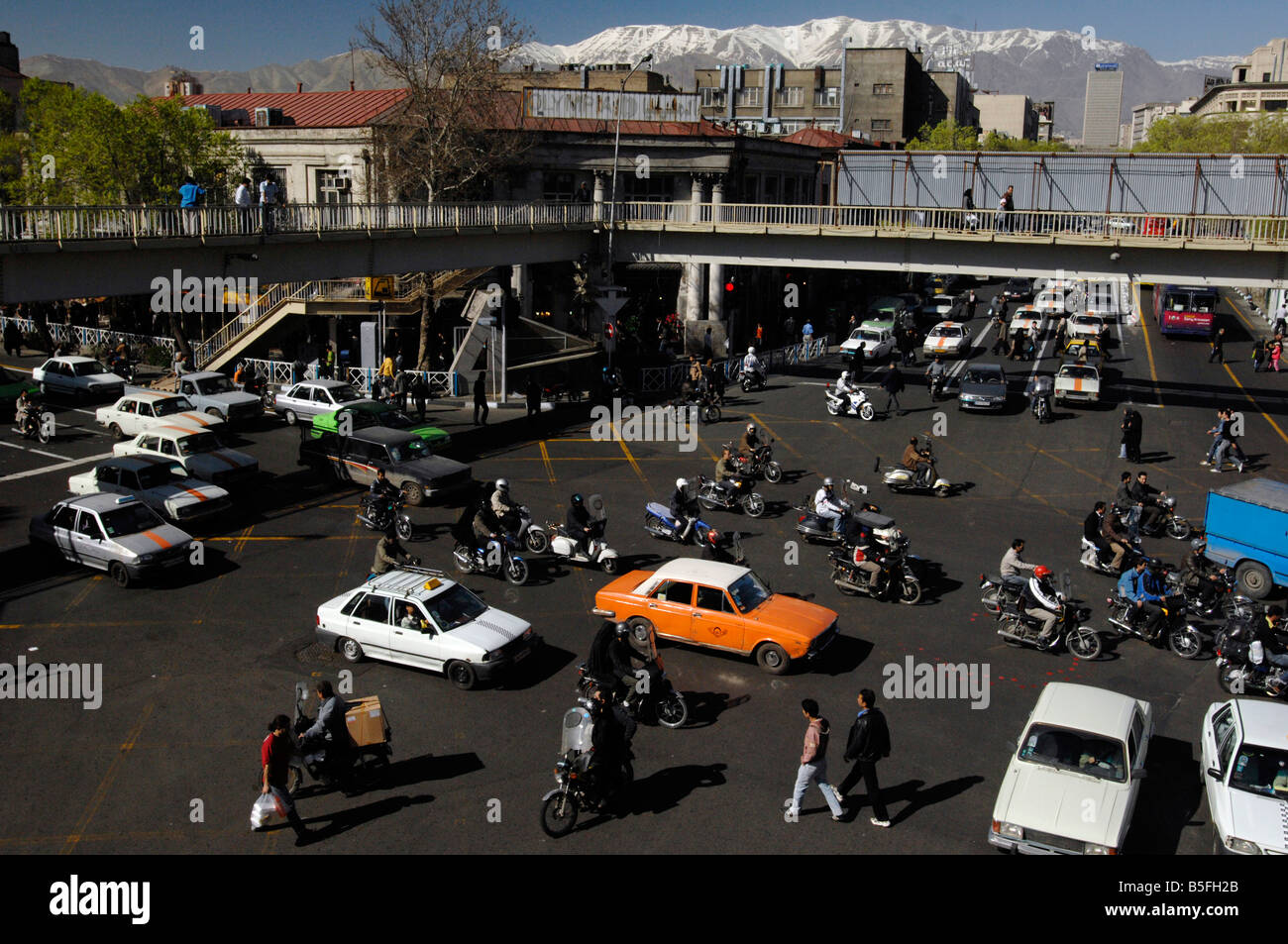 Vista dal ponte pedonale guardando a nord di Alborz montagne da vicino sa di fermata della metropolitana South Tehran Iran Foto Stock