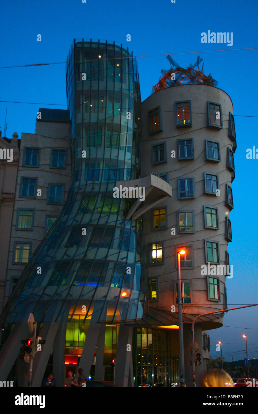 Fred e Ginger la Casa Danzante, Praga Repubblica Ceca (architetto Frank Gehry) Foto Stock