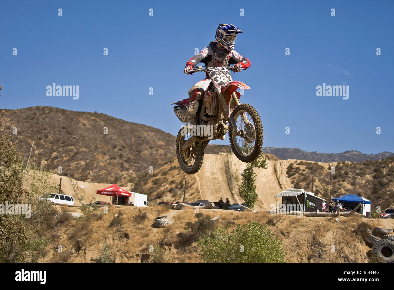 Il motocross rider airborne su salto a Glen Helen gara in circuito Devore California Foto Stock
