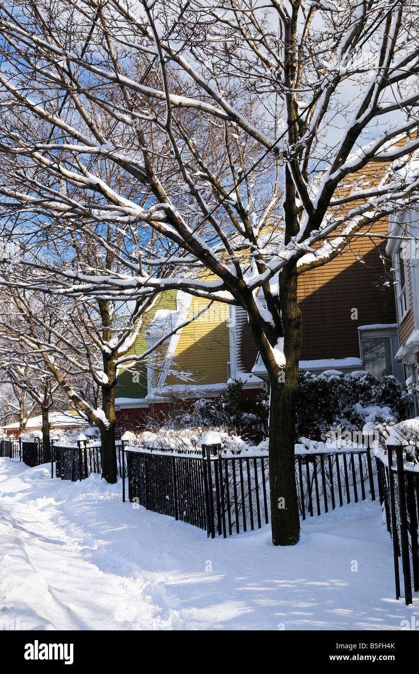 Inverno street con un sacco di neve e case colorate in Toronto Foto Stock