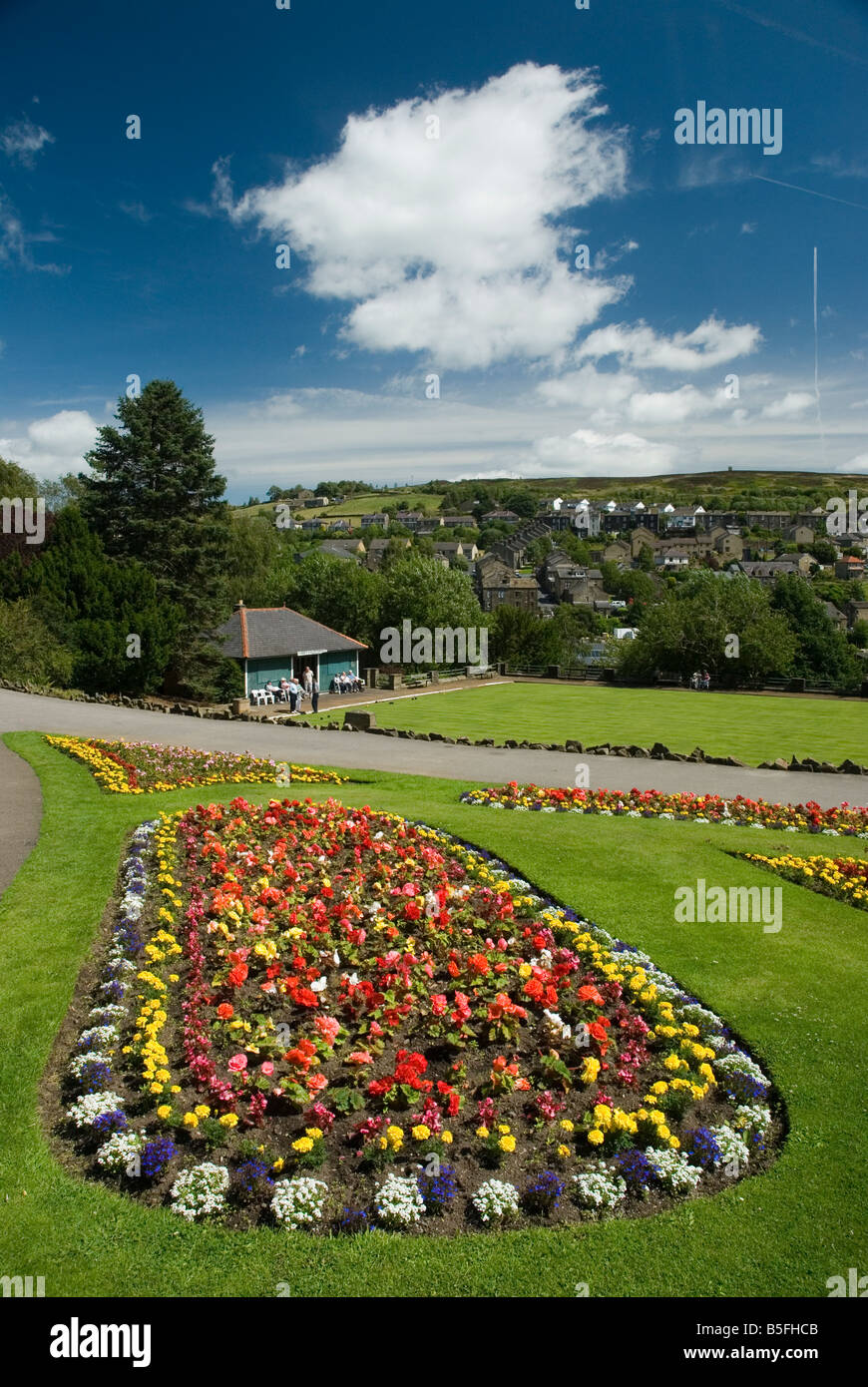 Letti di fiori e bowling green in Howarth Park, West Yorkshire Inghilterra Foto Stock