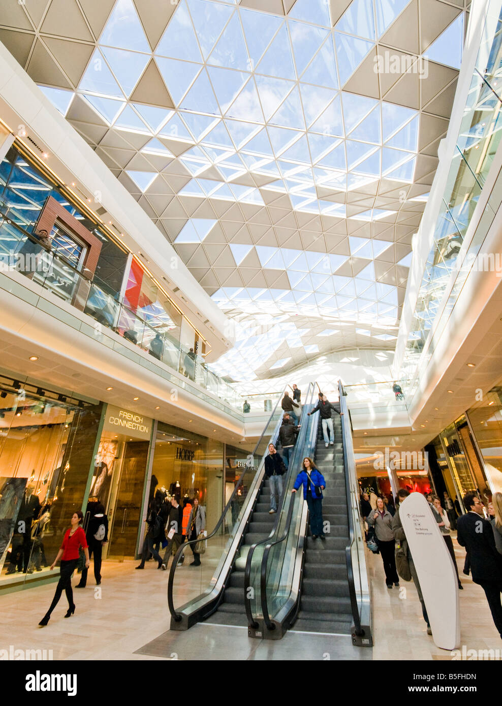 Persone su una scala mobile in Westfield Shopping Mall a Londra Foto Stock