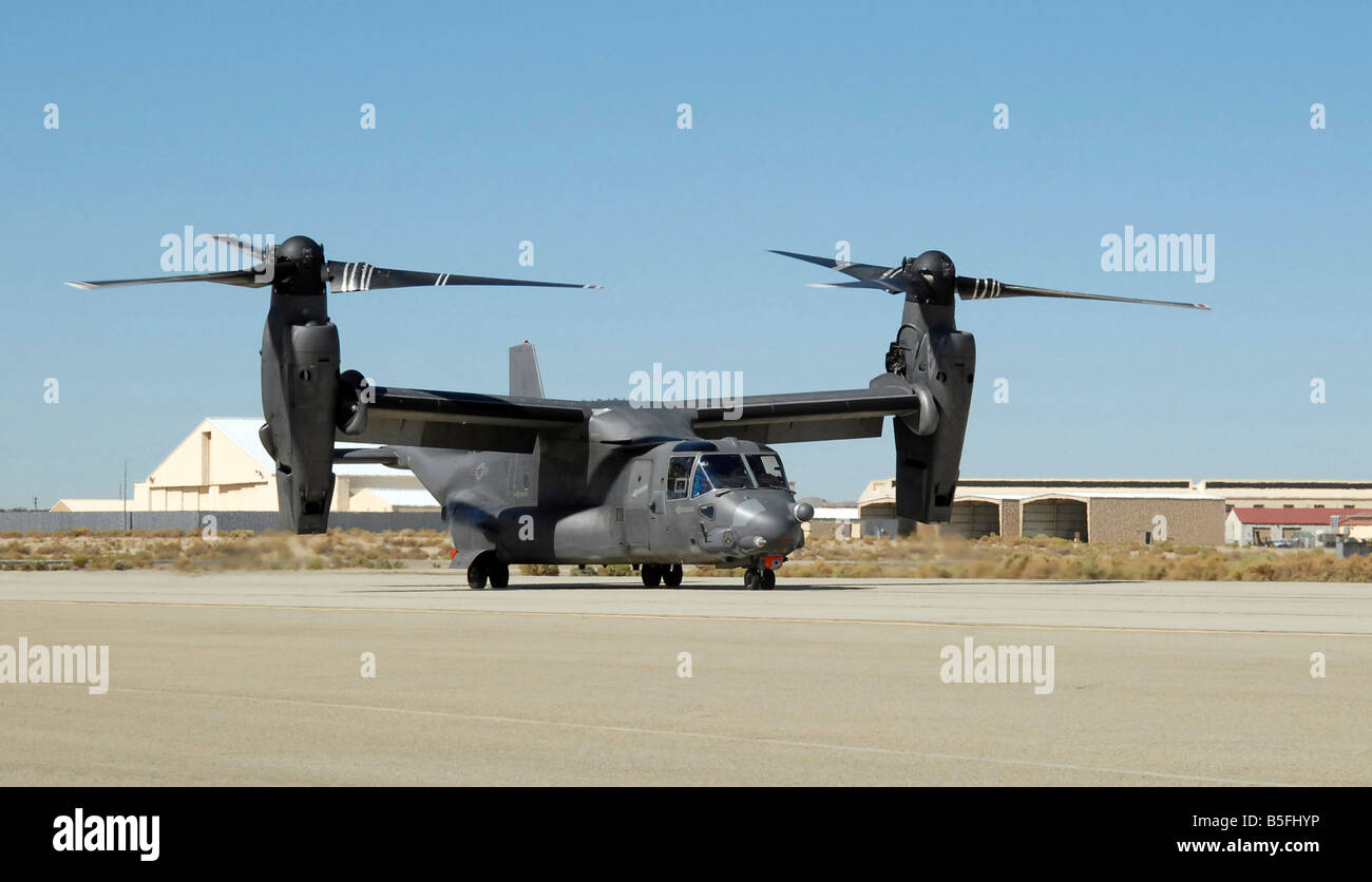 Un CV-22 Osprey si prepara a prendere il largo sul Edwards Air Force Base in California, flightline. Foto Stock