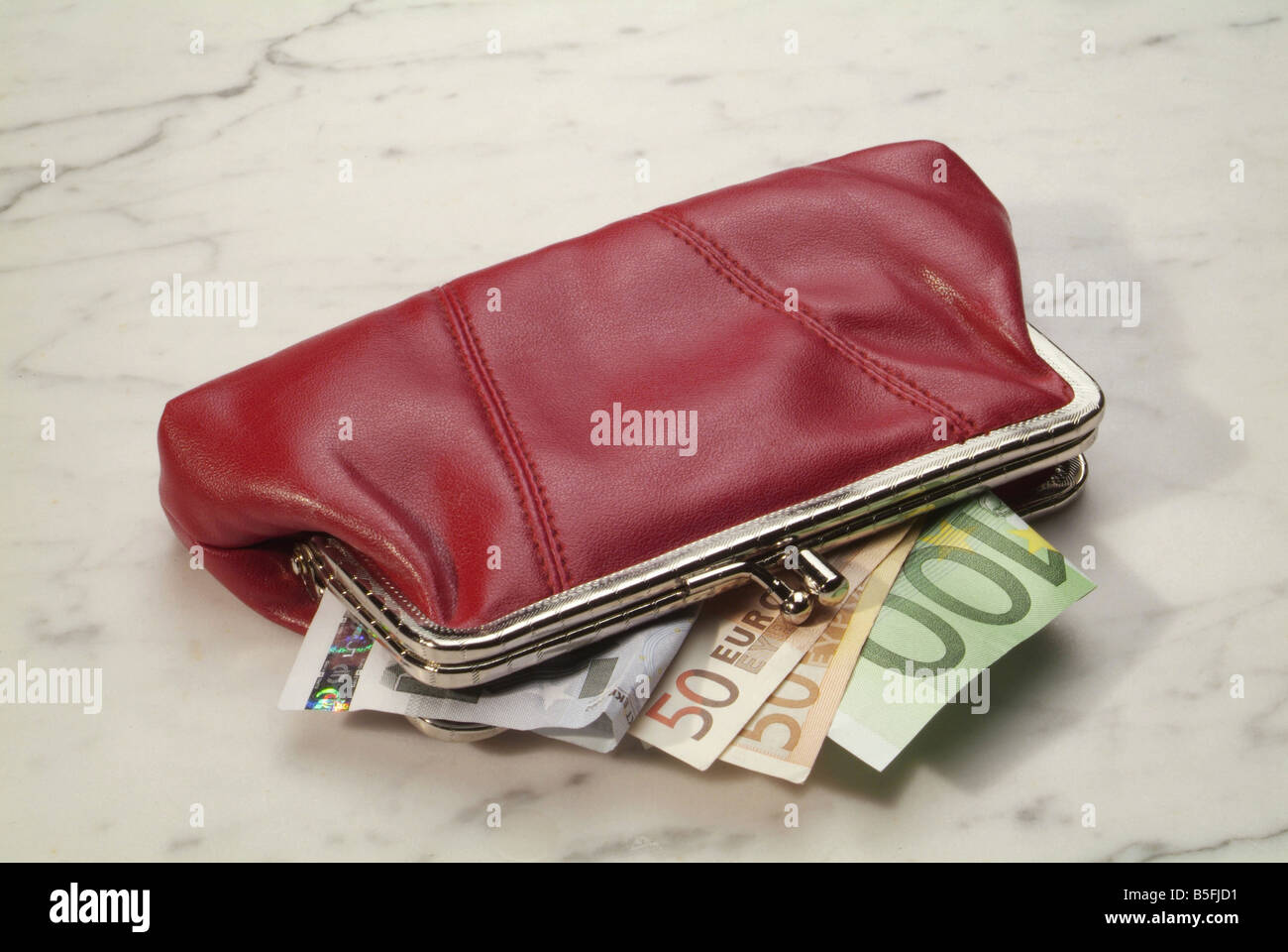 Un portamonete rosso con contenuto Foto Stock
