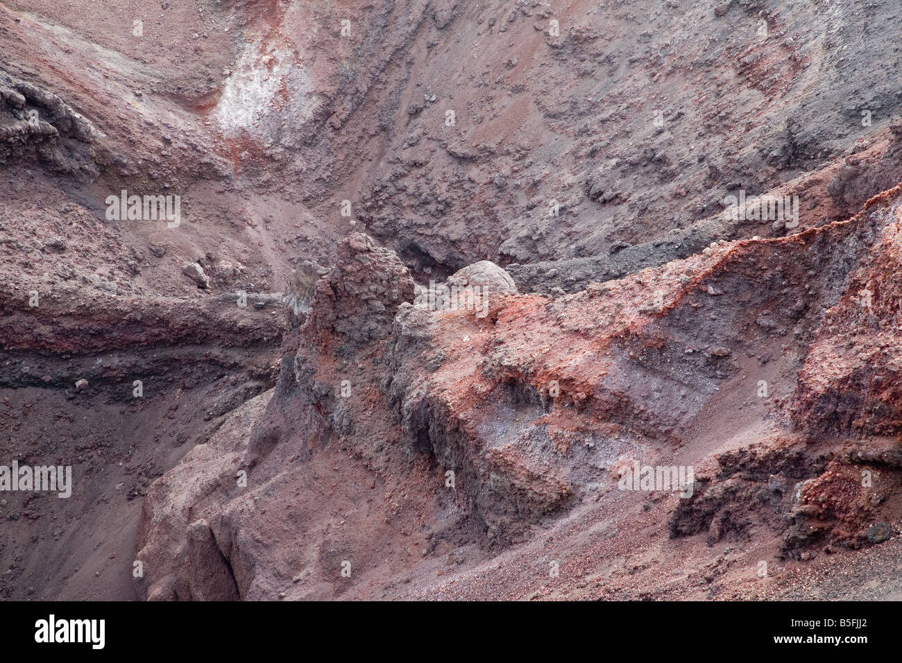 Rosso e viola rocce colorate all'interno di un cratere vulcanico del 2002-03 eruzione del vulcano Etna Foto Stock